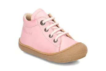 Voir son bébé faire ses premiers pas, c’est magique. Mais avec cette étape viennent aussi de nouvelles responsabilités, comme choisir les chaussures idéales.